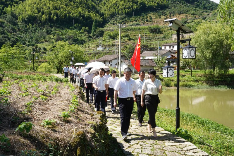 市城投集團機關(guān)一支部赴洋塘村開展主題黨日活動，黃海參加并講授黨課